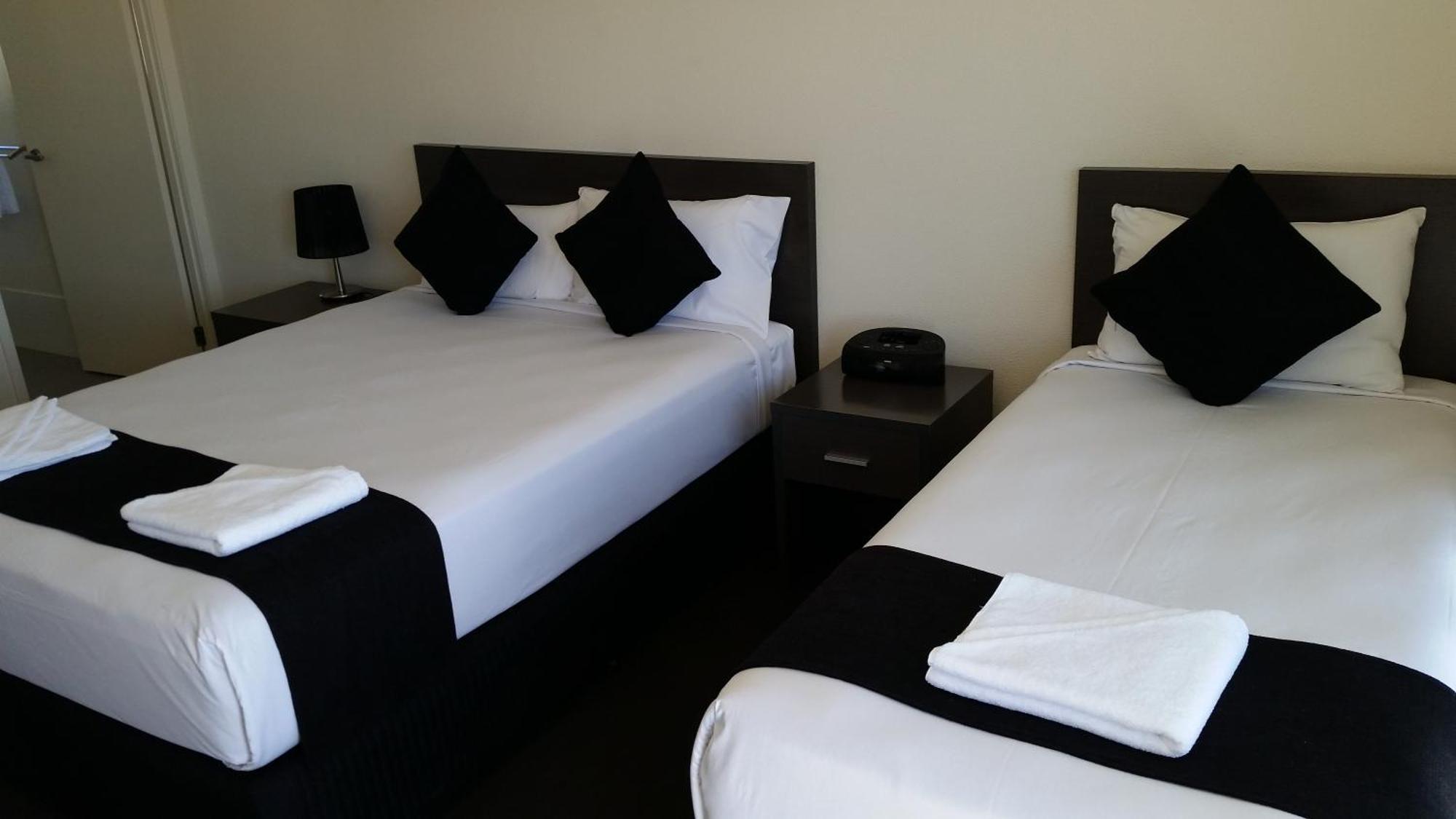 Dooleys Tavern&Motel Capella Esterno foto